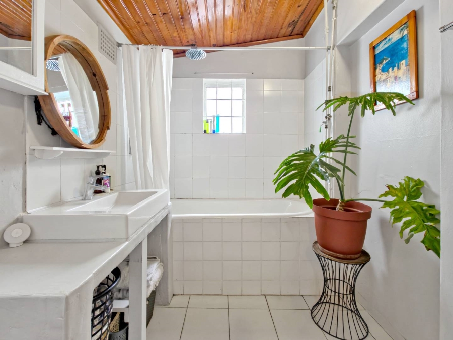 To Let 2 Bedroom Property for Rent in Vredehoek Western Cape